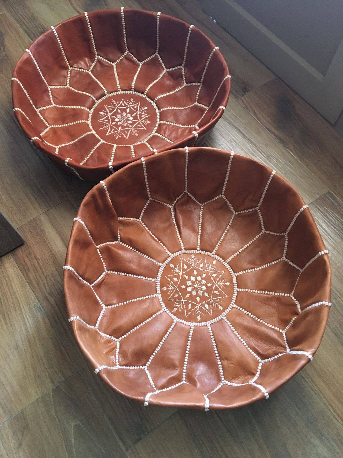 marrakeshop - Venta al por mayor Puf - Puf marroquí de cuero redondo de primera calidad en camello y marrón, 100 unidades2