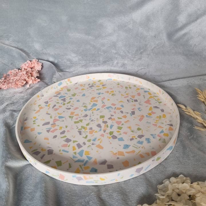 Farverig stor rund terrazzo Jesmonite Tray for engroshandel hos Lunar Living