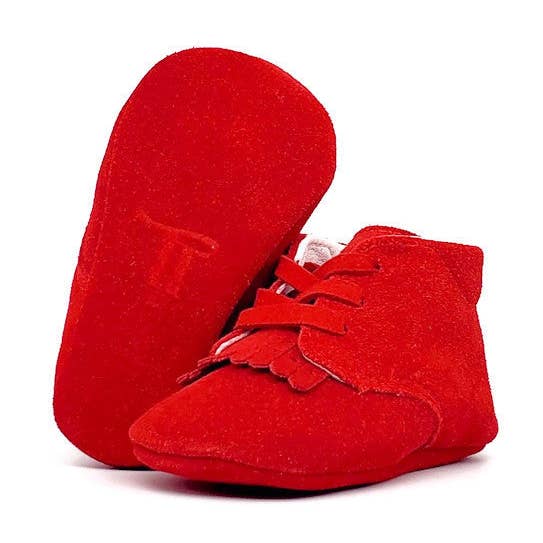 Chaussures de berceau pour bébé - Suède rouge+franges pour la vente par Tippy Tot Shoes