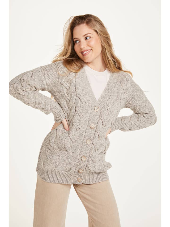 Aran Woollen Mills – Engroshandel Cardigan - Dame – Downpatrick dame Aran cardigan - havregrynsfarvet2