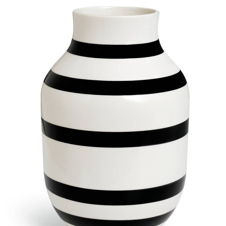Kähler - Omaggio - Grand vase en céramique peint à la main - noir pour la vente par Danish Design Collective
