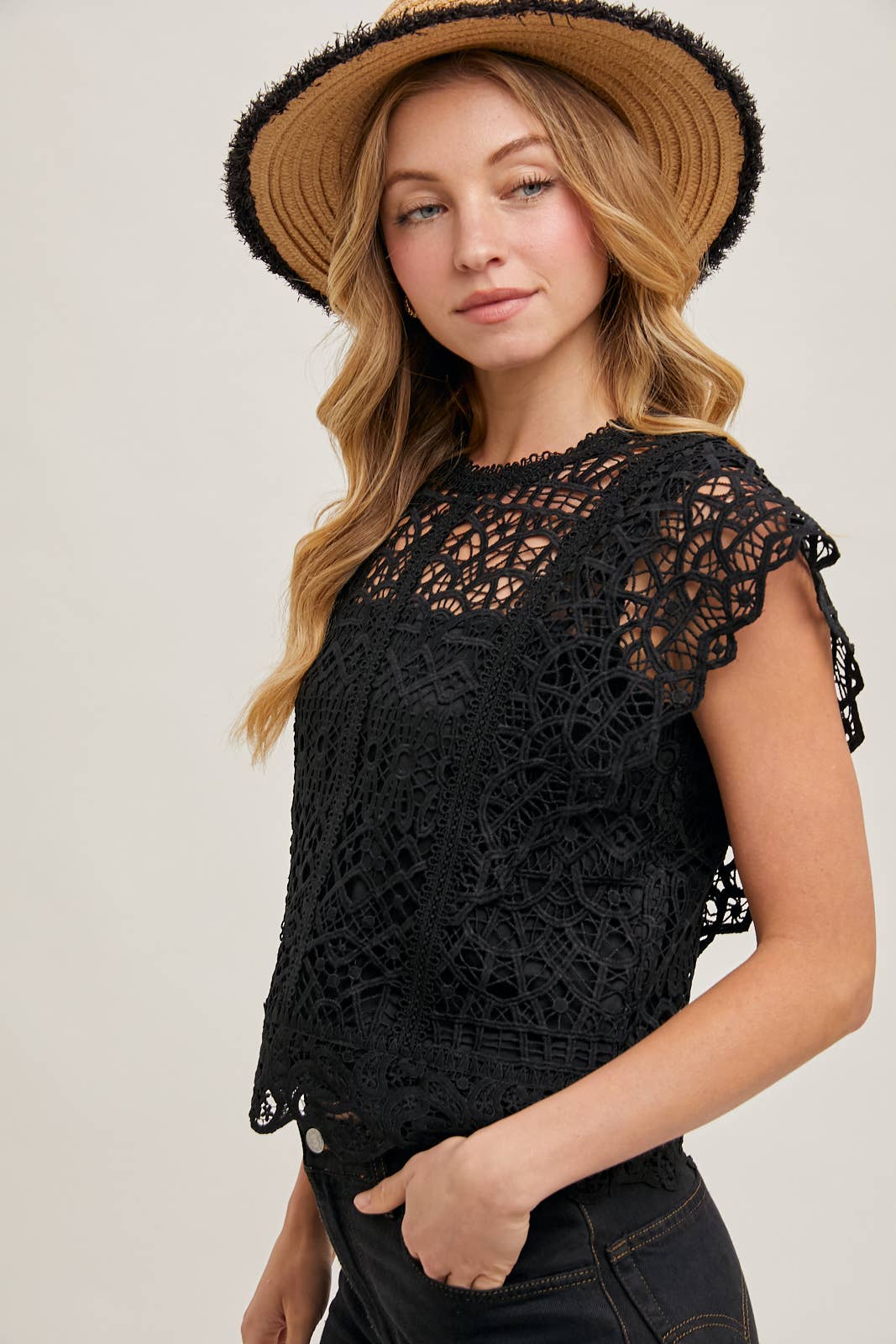 Bluivy – Großhandel Strickoberteil – Damen – Spitzenstrick-Ärmelloses Häkeloberteil mit Futter1