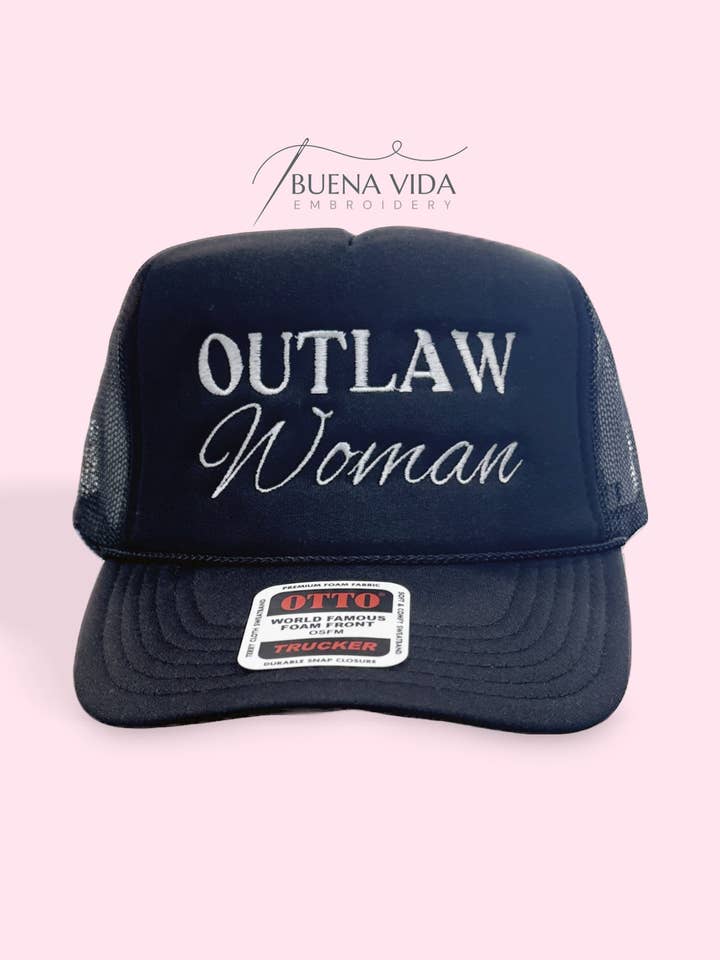 Geborduurde hoed voor outlaw vrouw, op maat gemaakte truckerhoed voor wholesale door Buena Vida Embroidery LLC