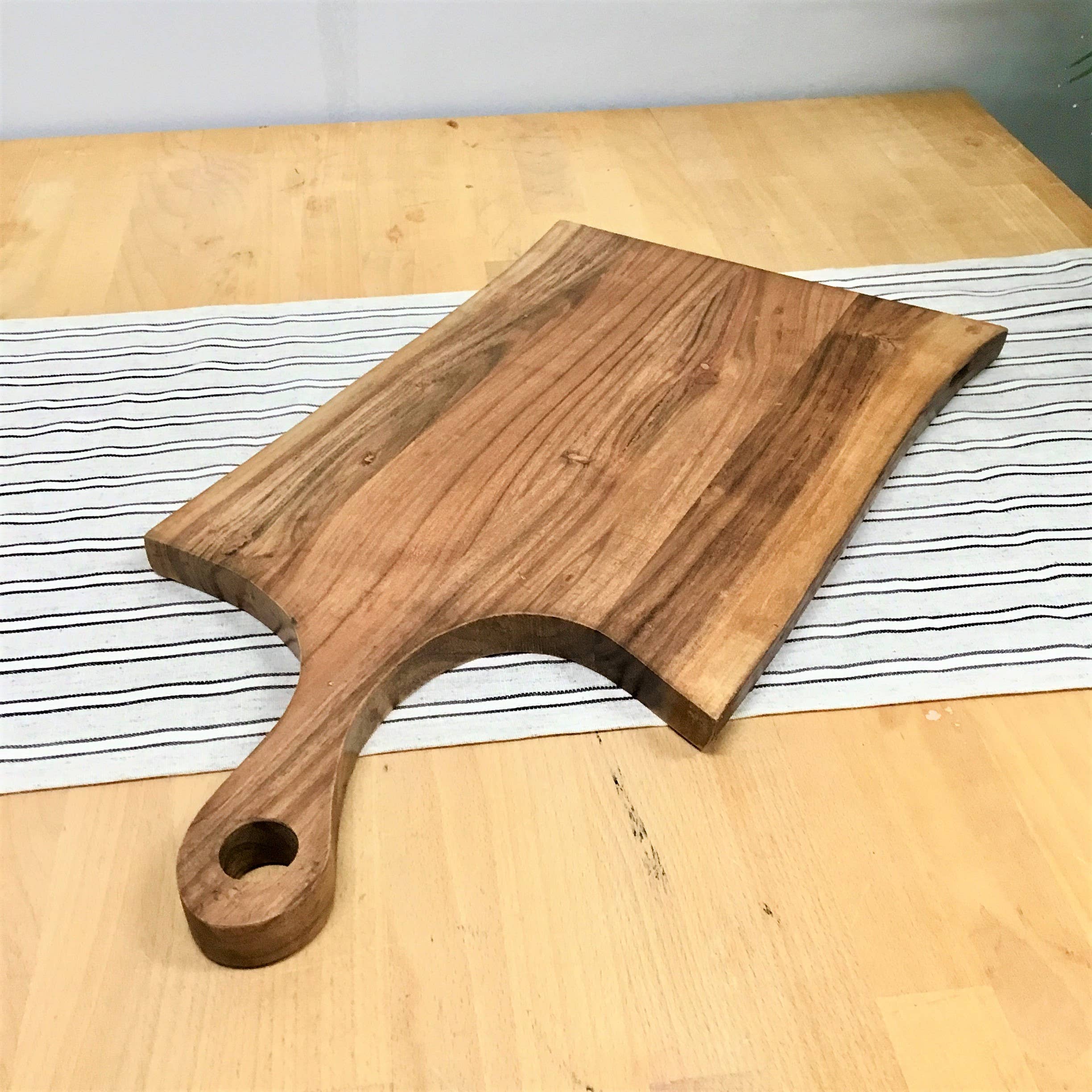 India Handicrafts Inc - Vente Planche à découper - PETITE planche rectangulaire en bois d'acacia avec bord naturel et poignée#713373