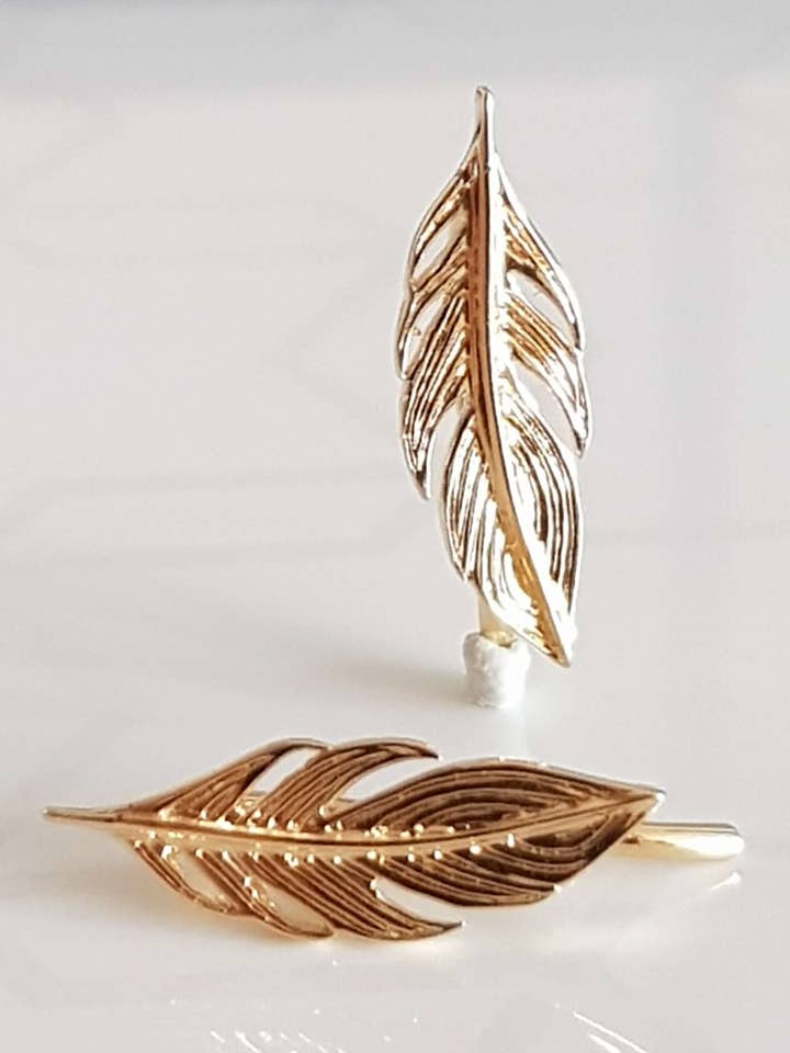 SIUKA oorbellen met gouden veer motief voor wholesale door SIUKA