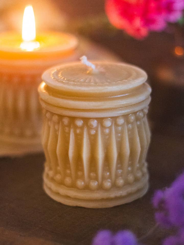 Candela a colonna in cera d'api Fancy per la vendita all'ingrosso da parte di The Ramblin' Bee