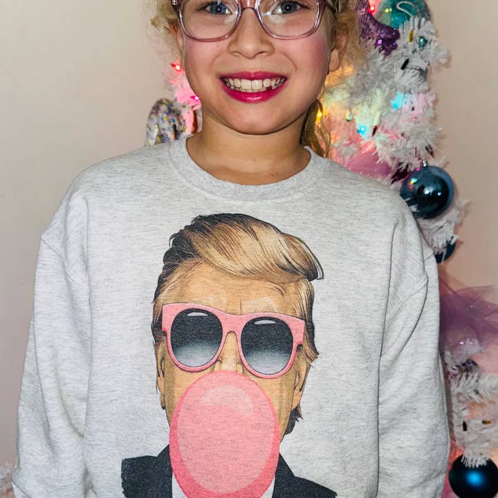 Trump Bubblegum-Crewneck für den Großhandel von Jade & Ali Co. Boutique