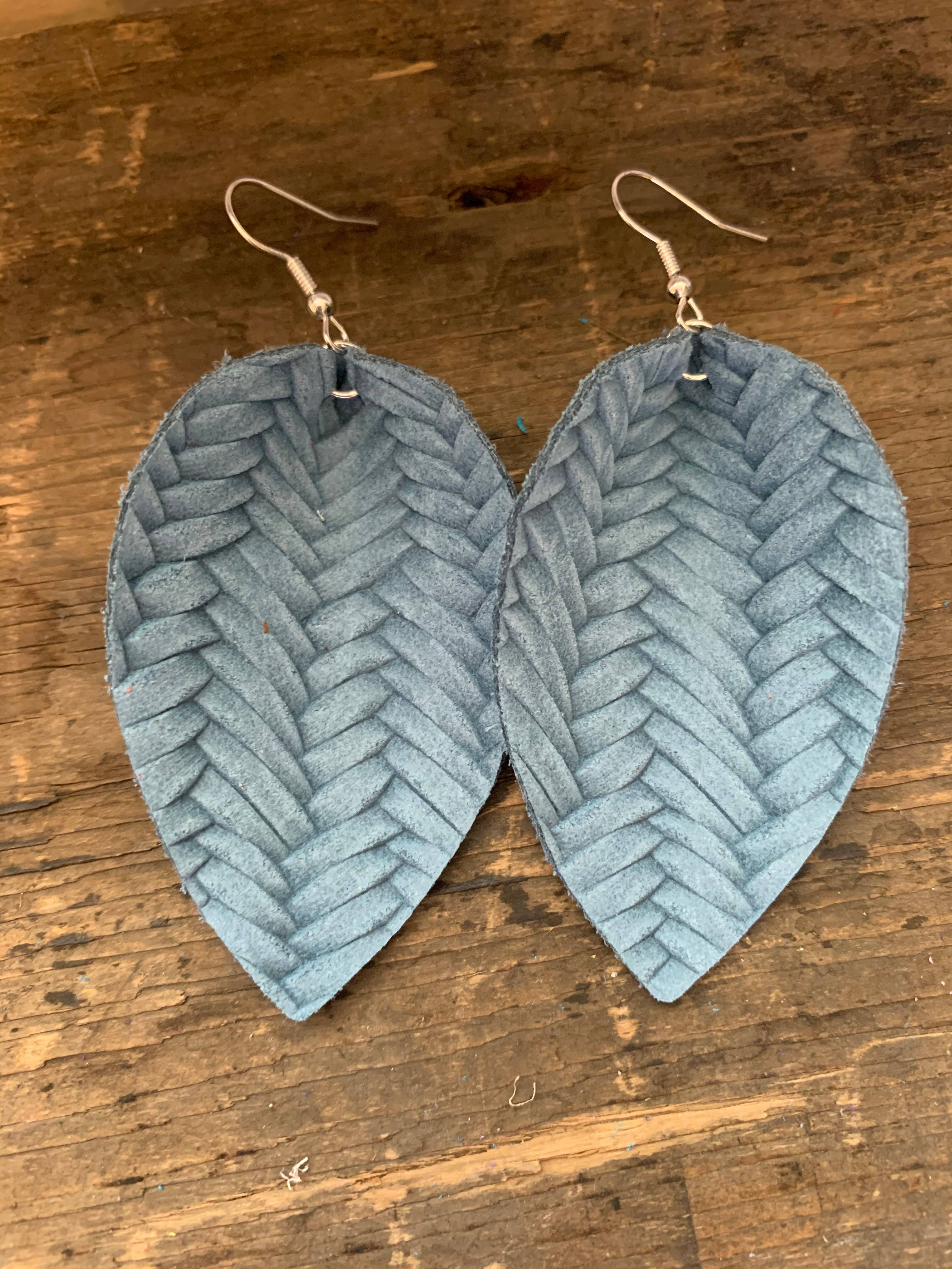 Jill's Jewels - Wholesale Hangende/ronde oorbellen - Denim blauw gevlochten lederen oorbel1