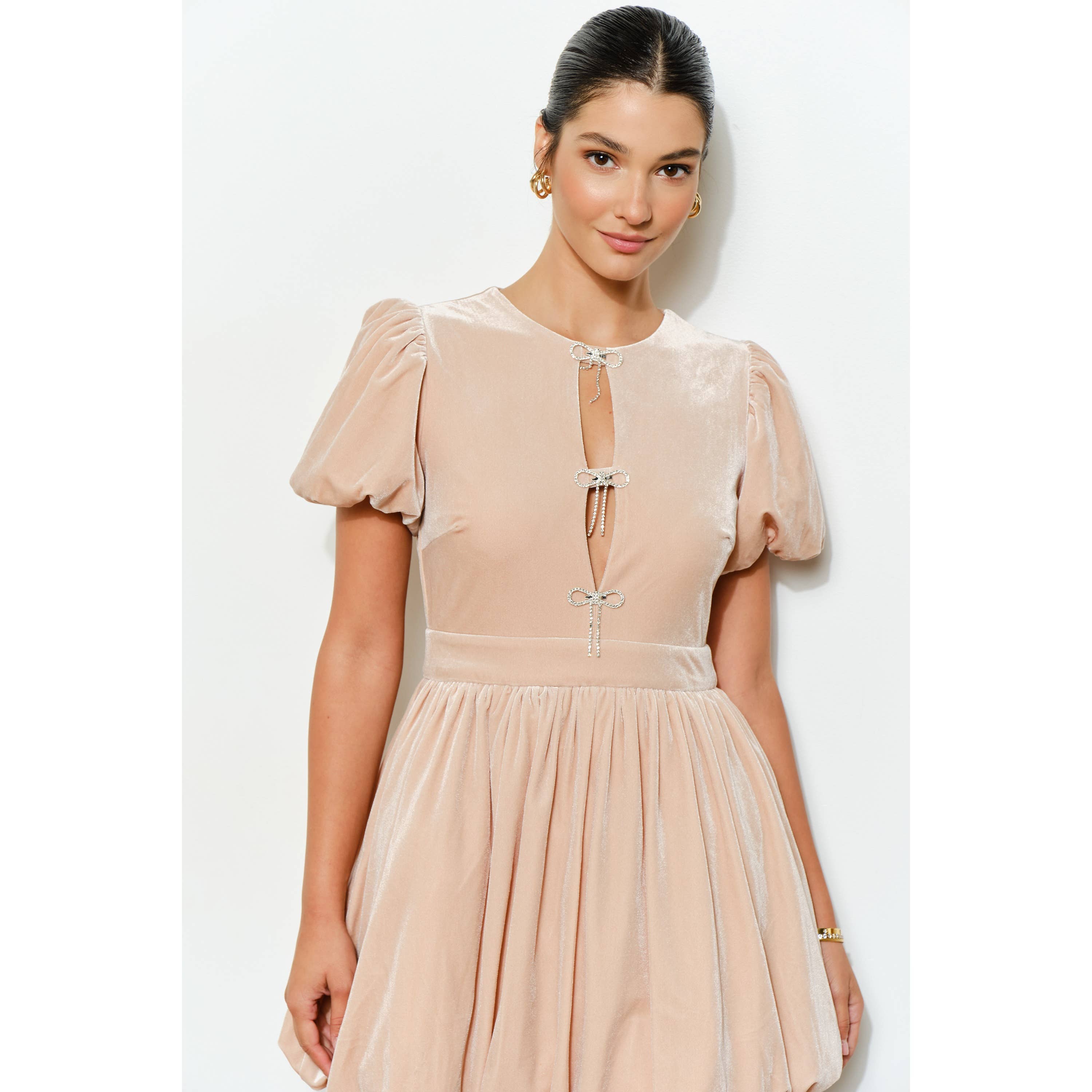 INA – Engroshandel Kjole - Dame – Velvet minikjole med pufærmer, sløjfe og boblekant15