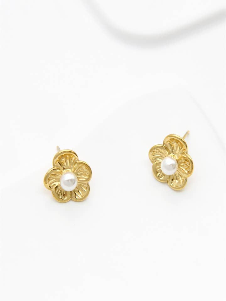Stainless steel flower earrings with pearl for wholesale by BELLISSIMA BIJOUX