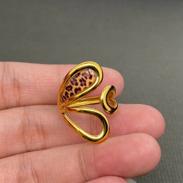 Anello regolabile in acciaio inox placcato oro 18K con stampa leopardata in smalto - FGS per la vendita all'ingrosso da parte di Mio Queena