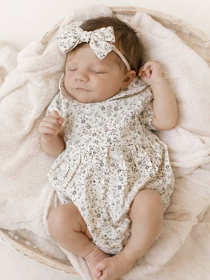 Allie Bloemenromper met Strik voor wholesale door OLIVE & CRADLE