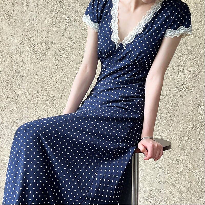 MARINBLÅ V-ringad klänning med spetskant och prickar för wholesale på Faire1