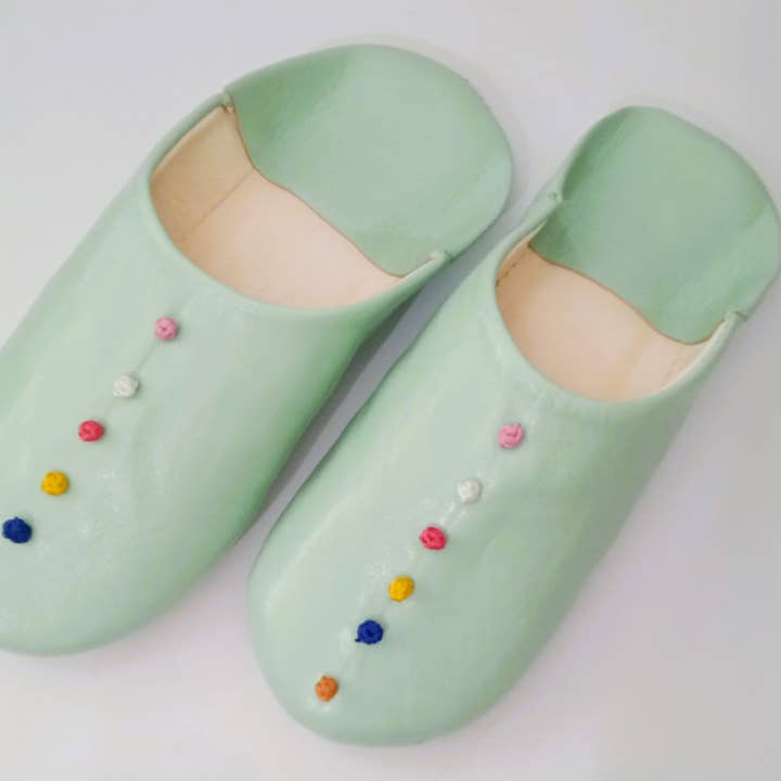 Marokkaanse slippers groen met pompons handgemaakt voor vrouwen voor wholesale door Craftsjamal