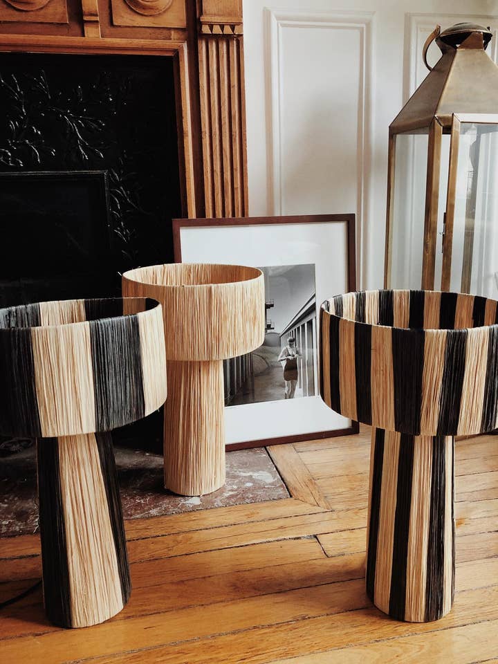 Lampada da tavolo in rafia naturale con sottili righe per la vendita all'ingrosso da parte di Mikwi