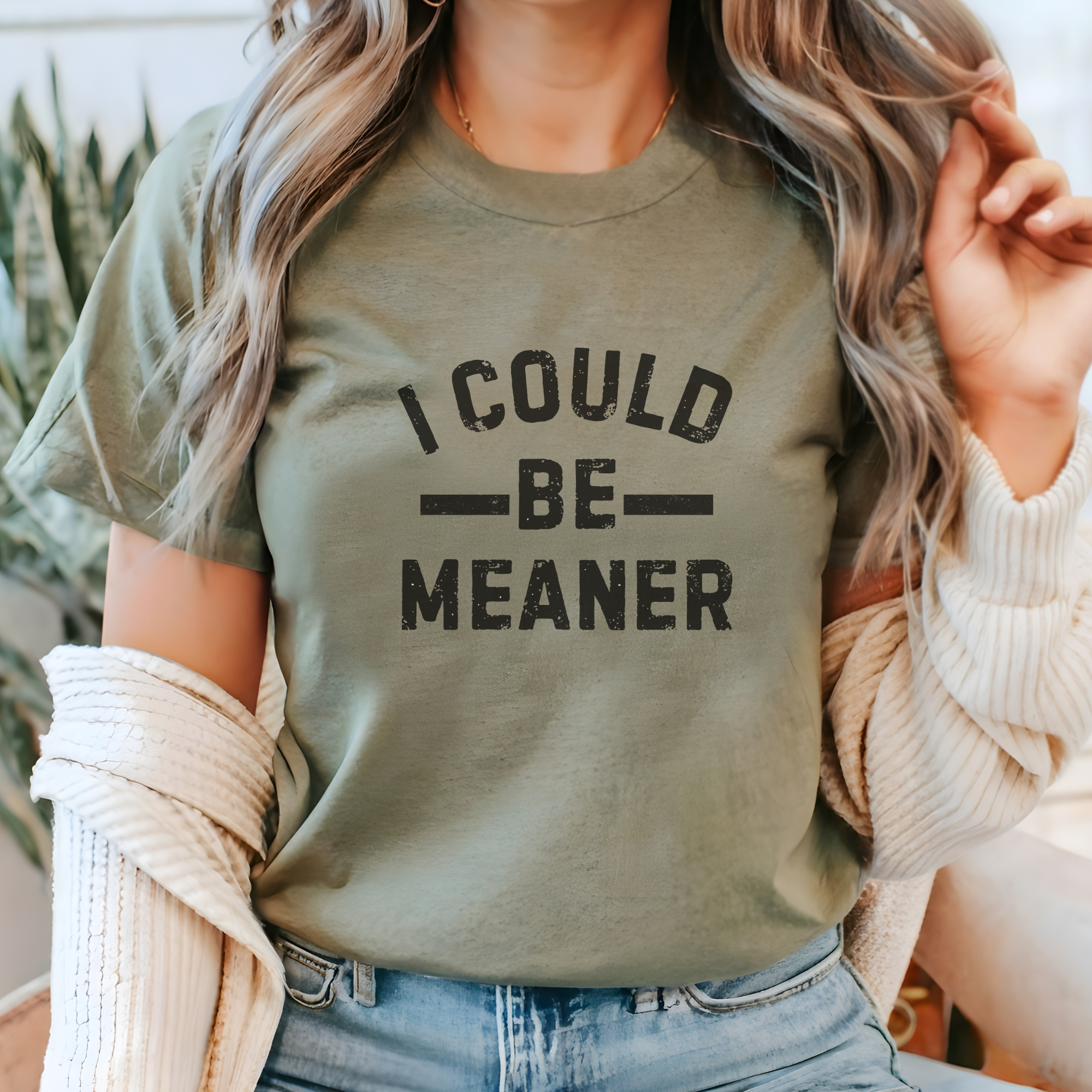 Trendznmore - Modern Graphic Apparel - Venta al por mayor Camiseta serigrafiada - Mujer - Camiseta Gráfica Divertida "Podría Ser Más Mala"5