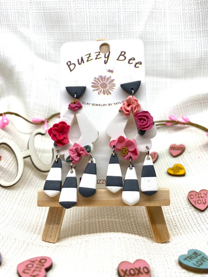 Pendentifs marocains festonnés fleuris et rayés pour la vente par Buzzy bee clay