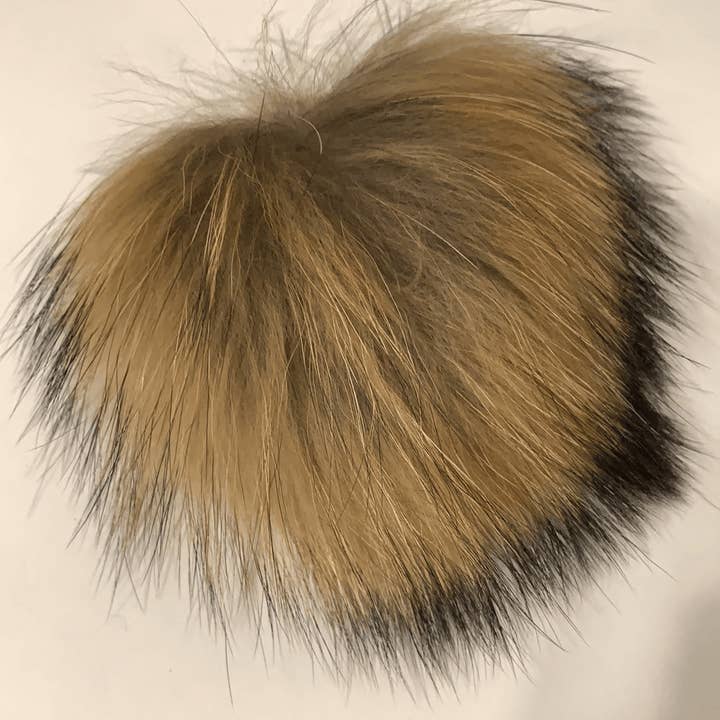 Lalita's Art Shop – wholesale Mössa - Dam – Päls Pompom med platt knapp