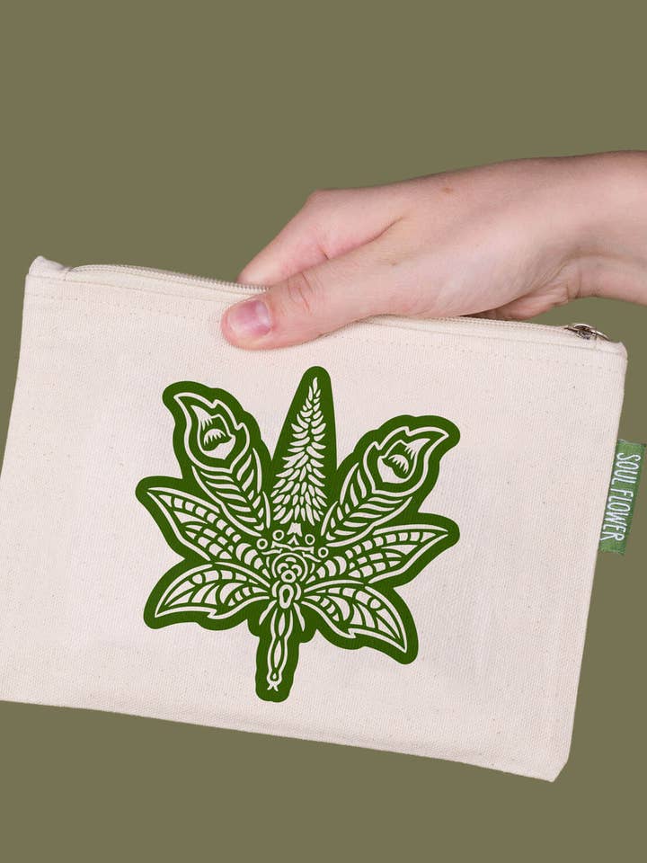 Grande pochette à fermeture à glissière Sacred pour la vente par Soul Flower