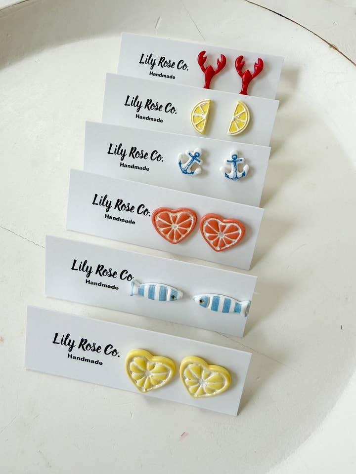 Northeastern Beach Town Studs for engroshandel hos Lily Rose Co.