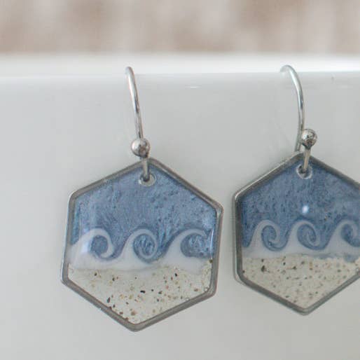 Benutzerdefinierte Sand-Dangle | Hexagon | Handgemalte Welle | Silber für den Großhandel von Sandy Beaches Shop