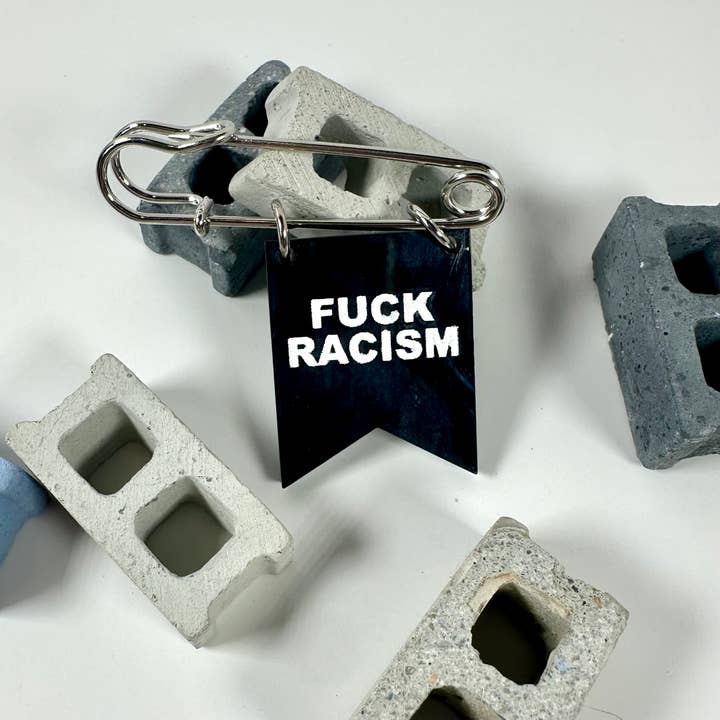 Spilla con striscione "Fuck Racism" per la vendita all'ingrosso da parte di Foolish Fetish