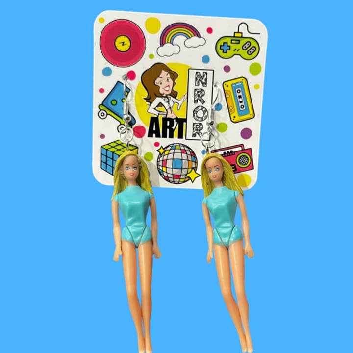 NO RHYME OR REASON ART – Großhandel Ohrhänger – Barbie: Malibu Barbie — Strand — bewegliche Puppe — Ohrringe