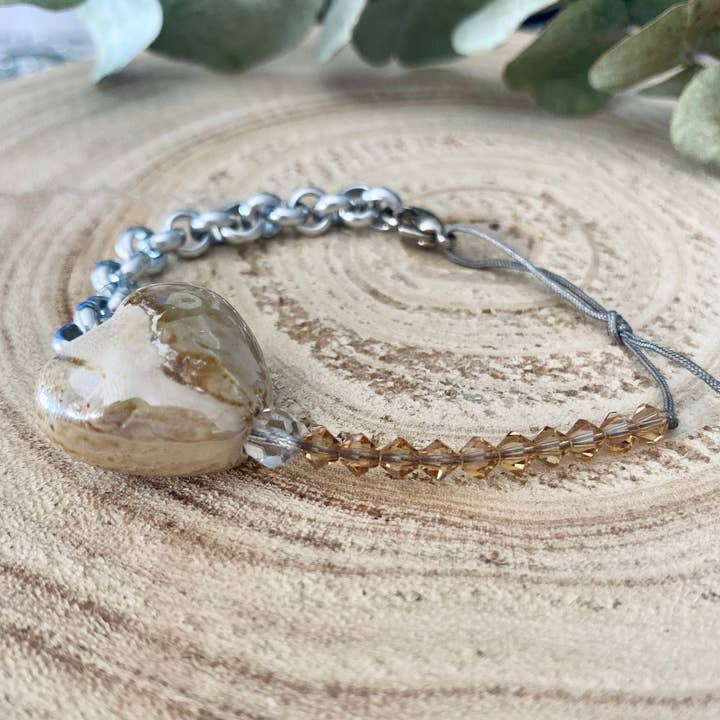 Damenarmband mit großem Herz aus perlmuttfarbenem Champagner-Keramik. für den Großhandel von Atypiquement