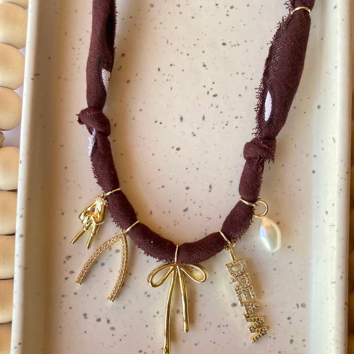 Larra Mirk Design – wholesale Hänge-/berlockhalsband – Bandana Charm Halsband | 5 Berlocker | Guldpläterad
