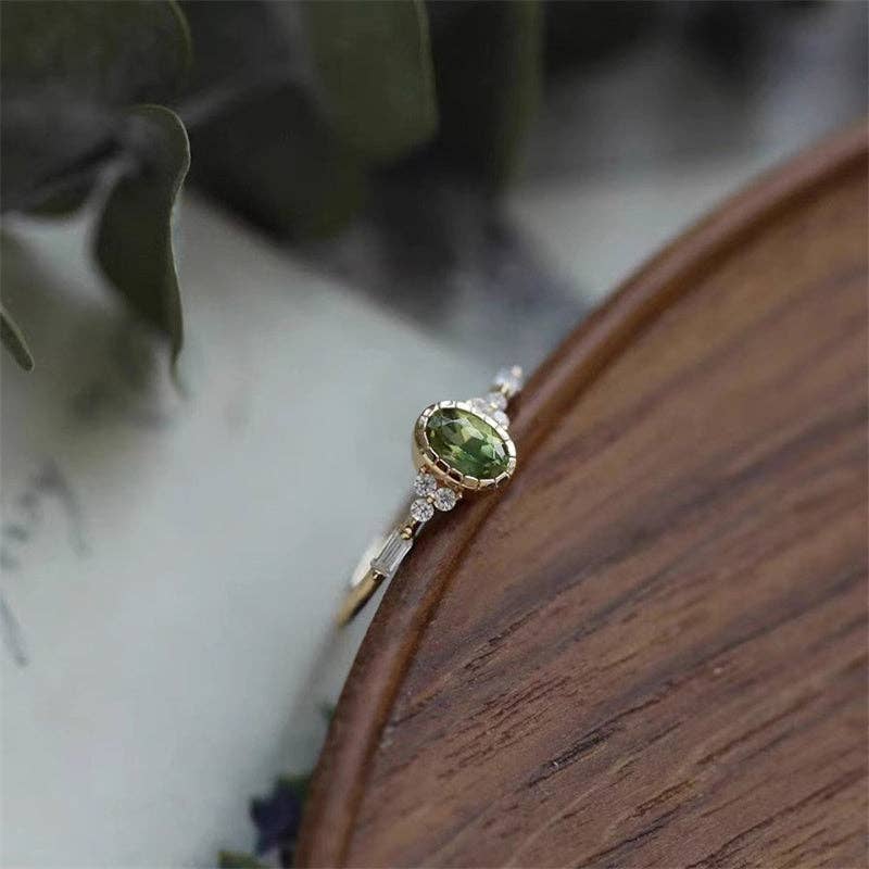 Perimade & Co. LLC - Vente Solitaire - Bague empilable vintage en forme de péridot ovale en cuivre massif2