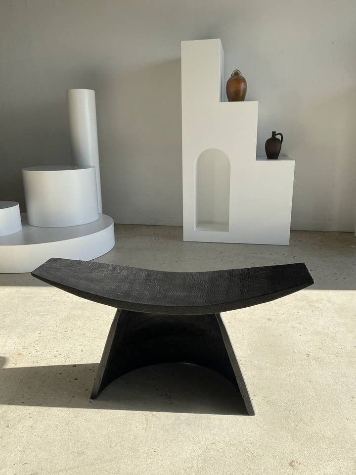 Fauteuil design minimal en bois noir pour la vente par Office Objets