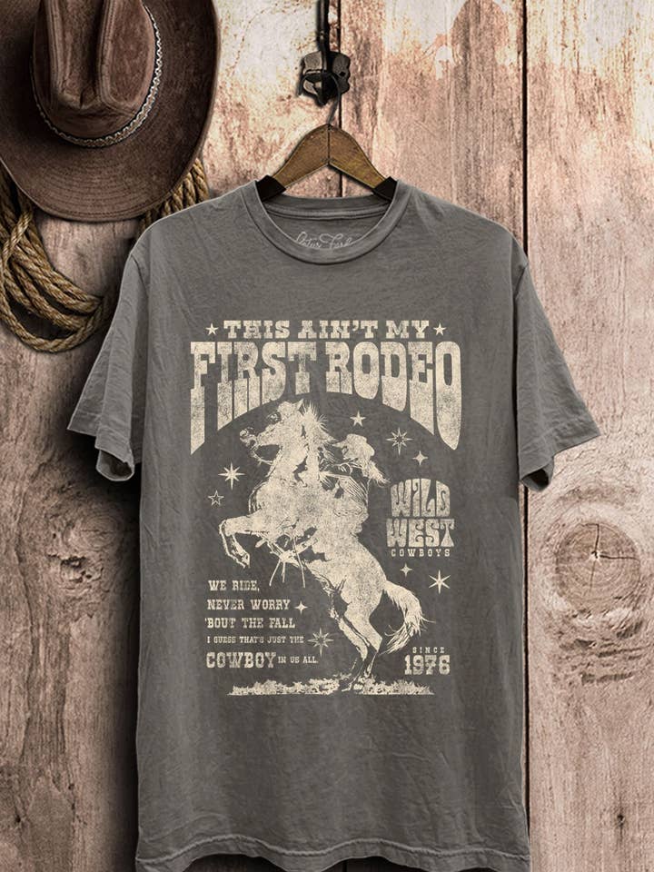 This Ain't My First Rodeo grafisch shirt voor wholesale door Lotus Fashion Collection