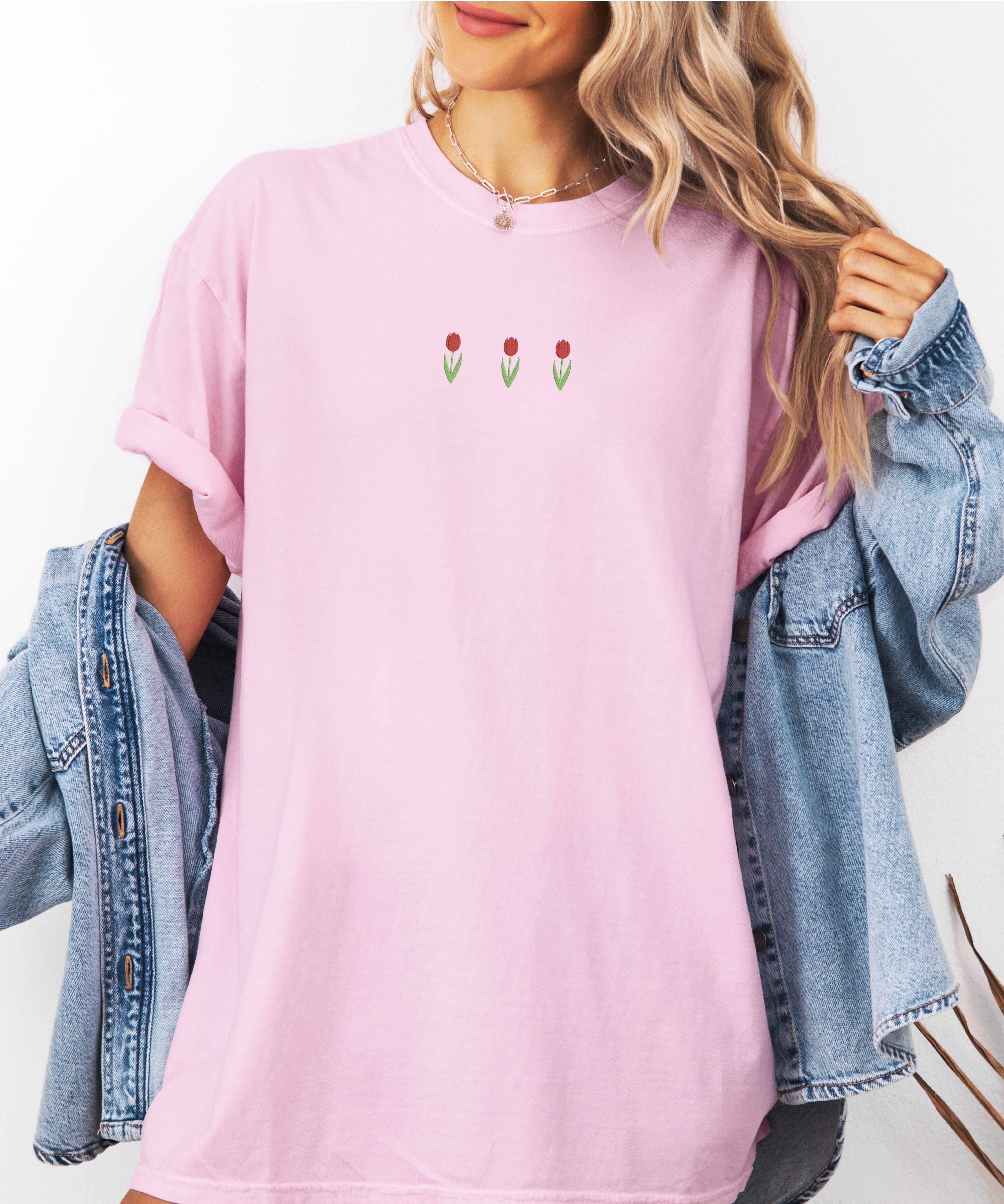 P E T I T R U E – Großhandel T-Shirt – Damen – Besticktes Tulpen-Frühjahrsshirt für Damen aus Comfort Colors Baumwolle3