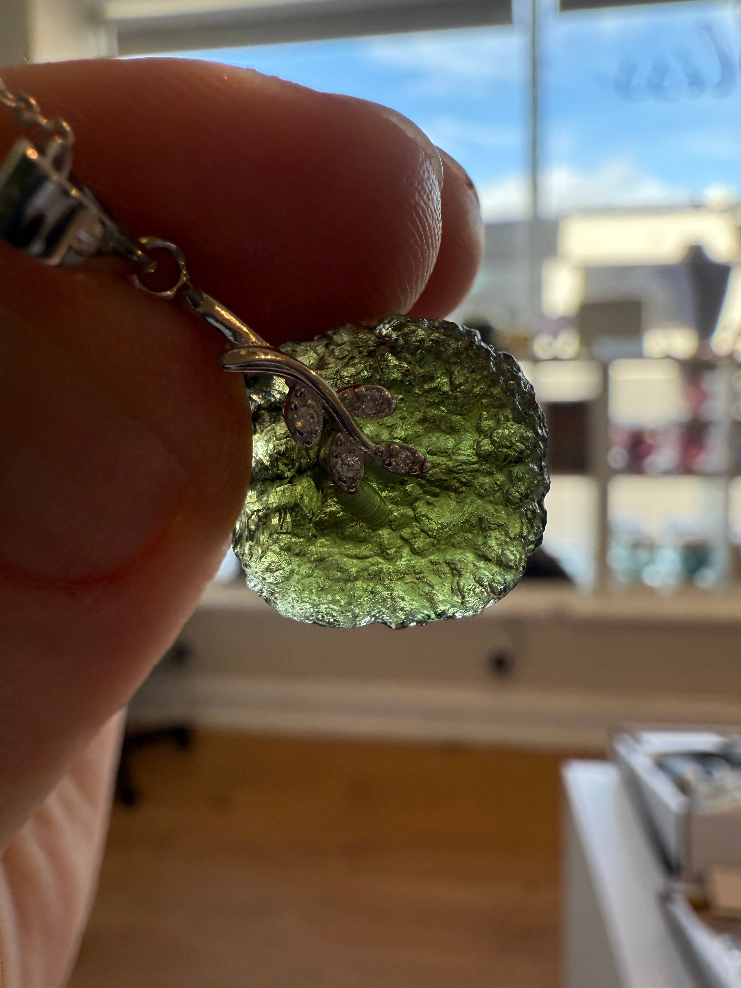 Crystal Cove Minerals - Venta al por mayor Collares con colgantes/abalorios - Colgante y cadena de plata de ley con moldavita - 2,5 g3