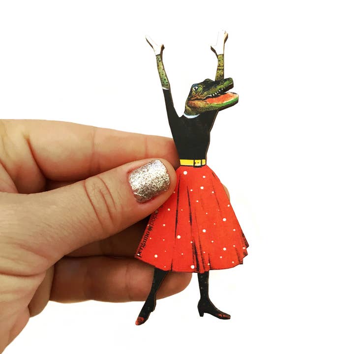Aimant en bois Alligator Lady - Art animalier de style vintage pour la vente par Pergamo Paper Goods