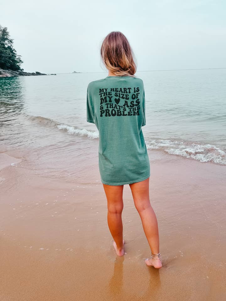 Heart The Size of My Comfort Colors Oversize-T-Shirt auf Vorder- und Rückseite für den Großhandel von Three Sisters Design