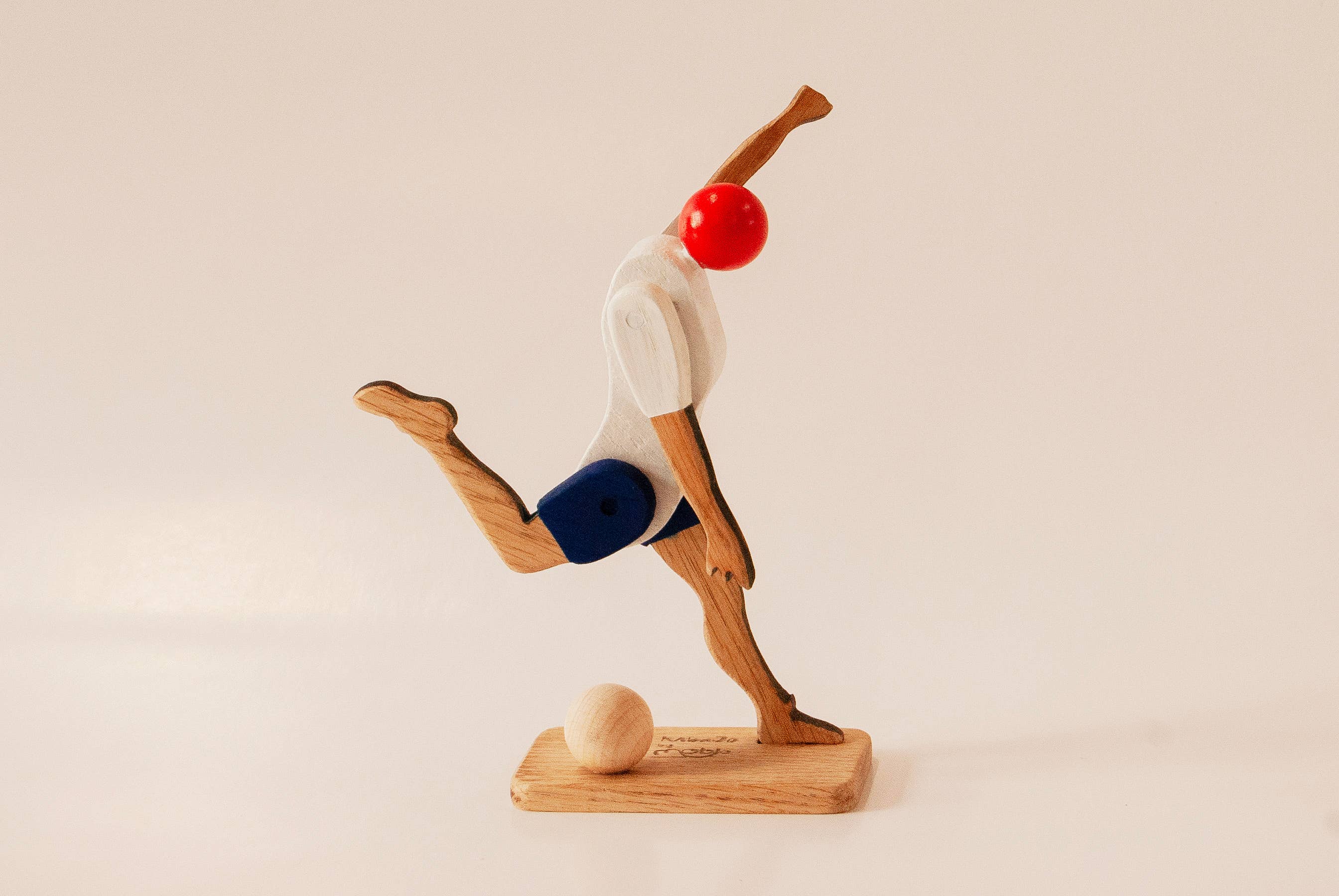 Mobjo - Wholesale Decorative Figurine - Wooden footballer figure4