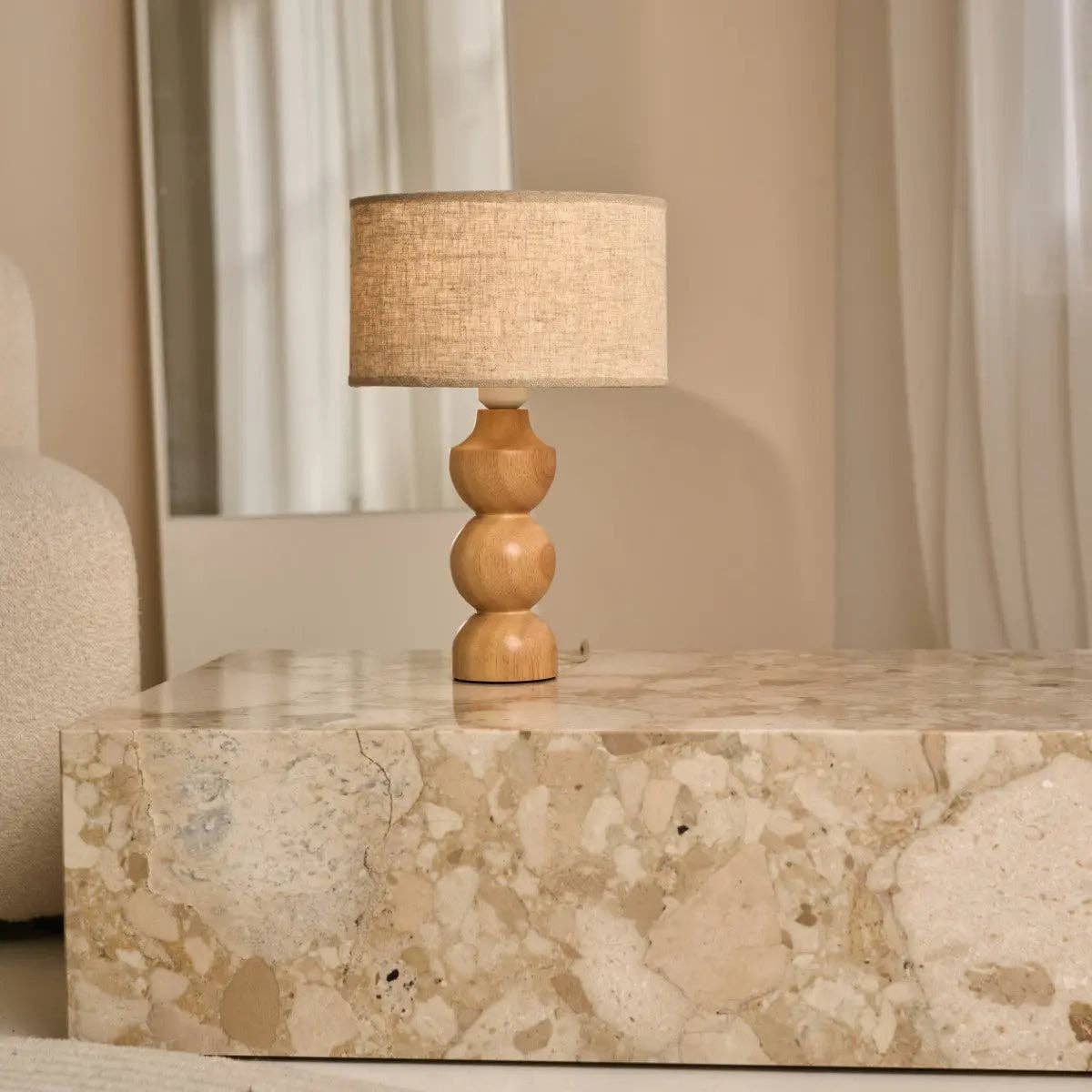 Tavellio – Engroshandel Skrivebordslampe – Oliver Lys Brun Trælampe | Linnedmix Skærm & Elegant Design5