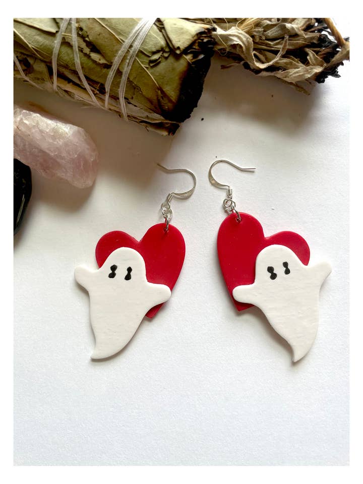 Boucles d'oreilles I Heart Ghosts en forme de cœur et de fantôme en pâte polymère Love pour la vente par the Pale Porchlight