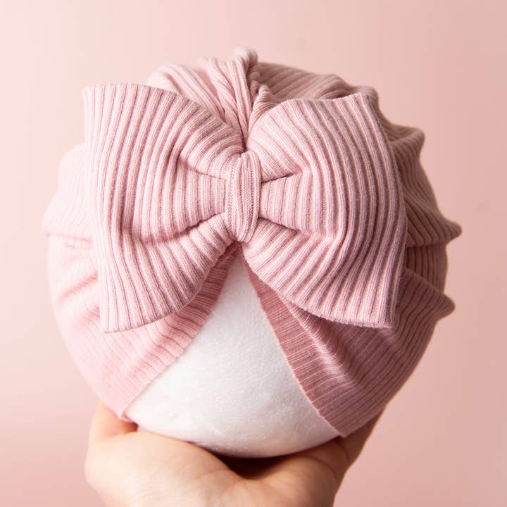 Turban bébé rose à nœud côtelé pour la vente par Hello beautiful bows