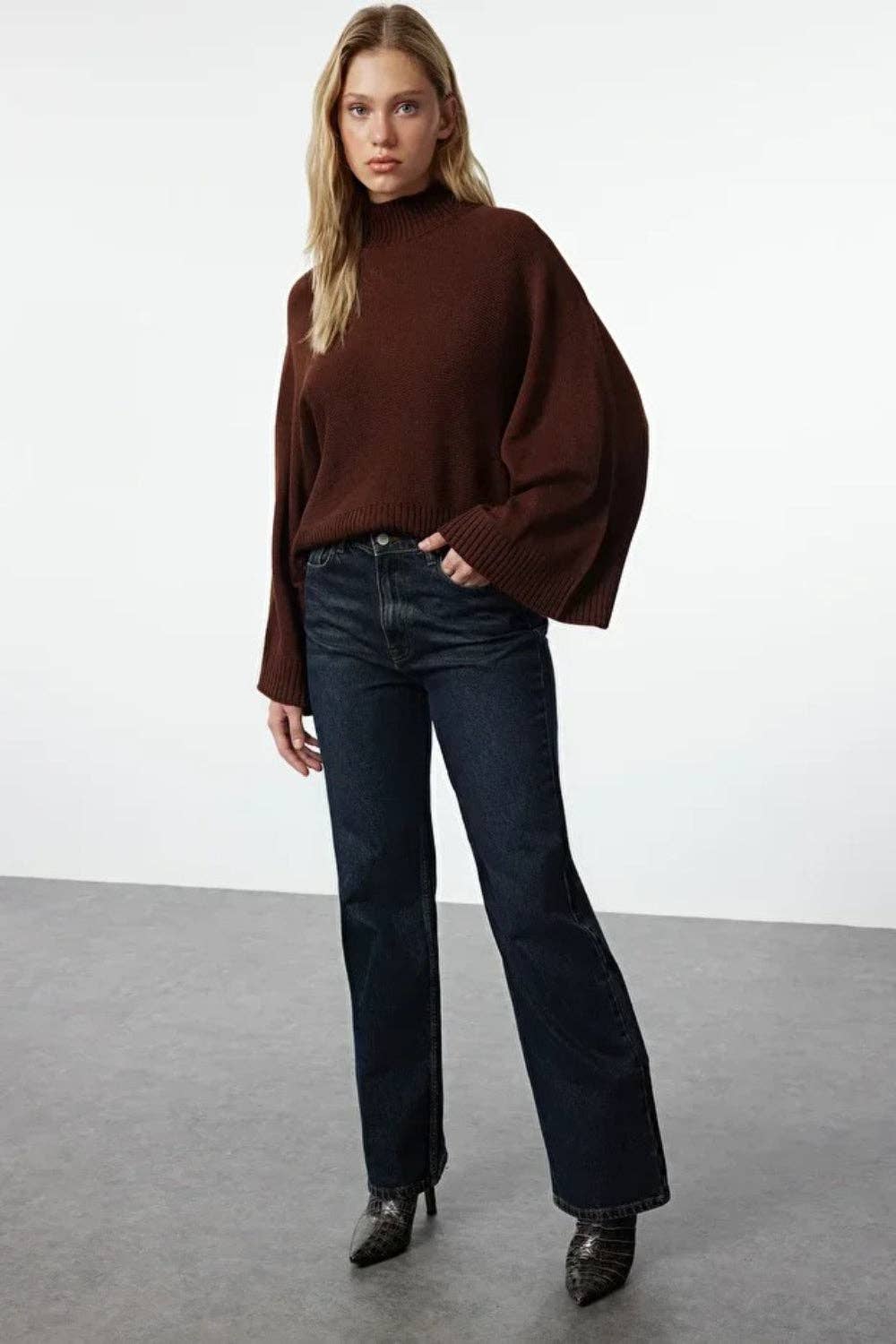 Hoxton Gal – wholesale Knitted jumper – Women′s – Oversized Flared Sleeve Knit Sweater4