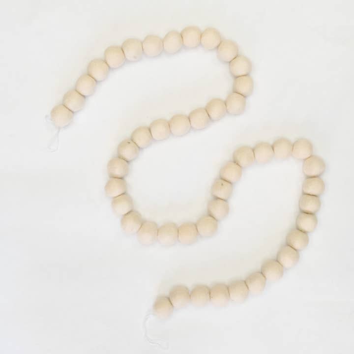 The Winding Road – Großhandel Wimpel/Girlande – Girlande aus weißen Filzkugeln3