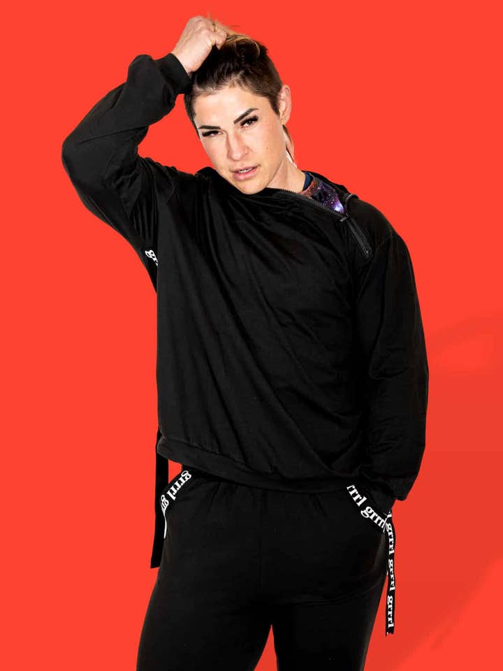 Lässige Trainingshose der Marke GRRRL für den Großhandel von GRRRL