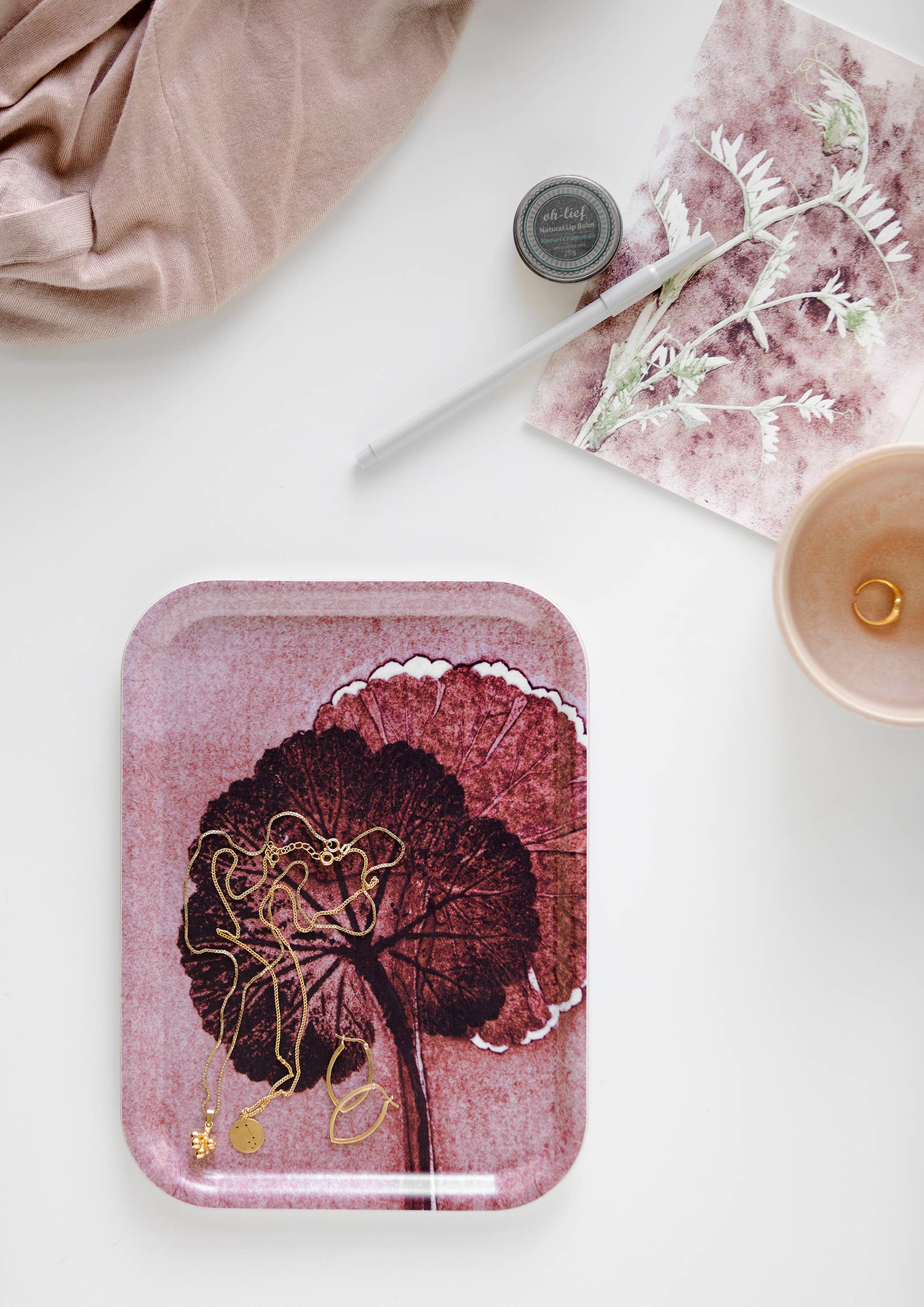 PERNILLE FOLCARELLI – Großhandel Serviertabletts – Serviertablett 20 x 27 cm mit Geranienblatt in Staubkoralle4