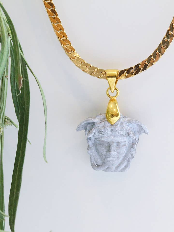 Collier Méduse avec sculpture 3D peinte à la main pour la vente par Artifacts World