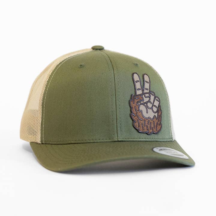 Casquette de camionneur Bigfoot Peace pour la vente par Squatchy