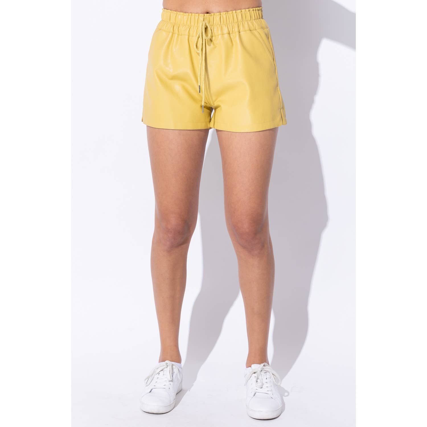 Sweet Generis – wholesale Shorts – Dam – LÄDER SHORTS MED FICKOR ELASTISKA OCH DRAGSKO15
