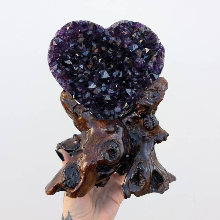 Corações de Ametista em Suportes de Madeira (Vários Tamanhos) por atacado de The Crystal Tabby