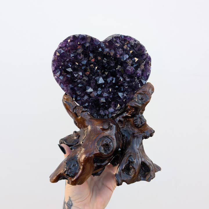 Ametysthjerter på træstativer (forskellige størrelser) for engroshandel hos The Crystal Tabby