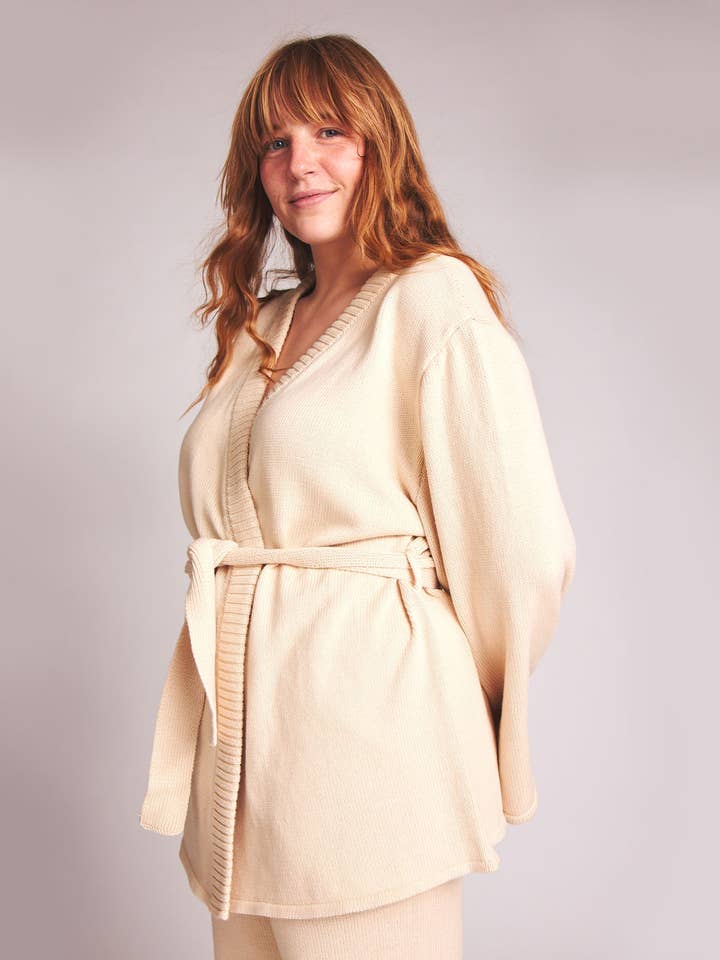 Cali - lång kofta med vida ärmar i ljusbeige för wholesale av Baìge the Label